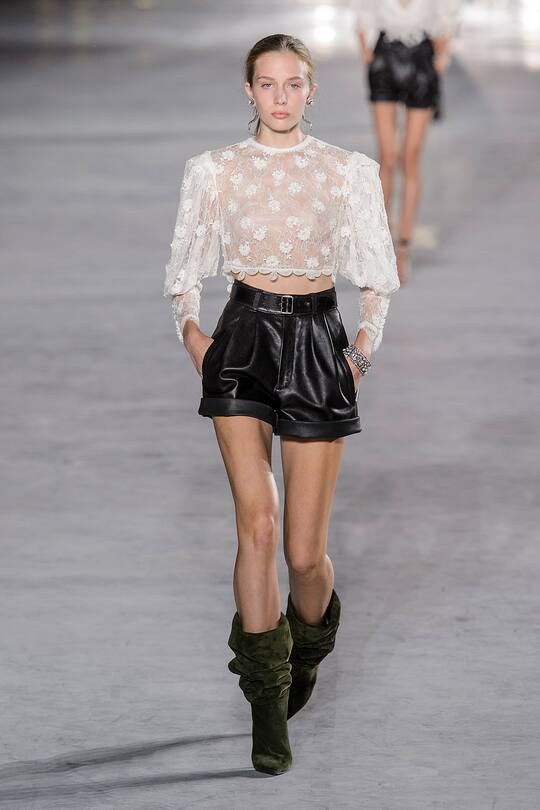 Look von der Saint Laurent Frühjahr/Sommer 2018 Show in Paris.