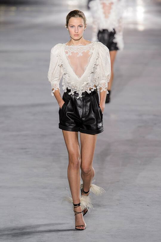 Look von der Saint Laurent Frühjahr/Sommer 2018 Show in Paris.