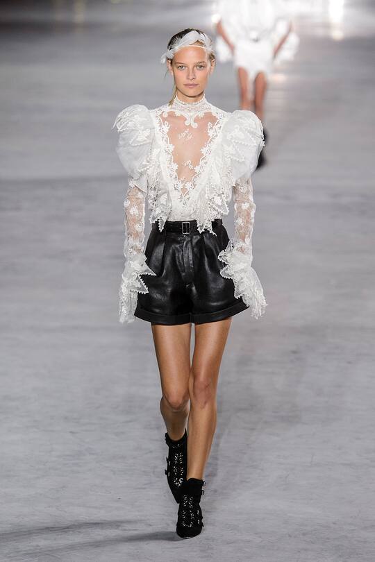 Look von der Saint Laurent Frühjahr/Sommer 2018 Show in Paris.