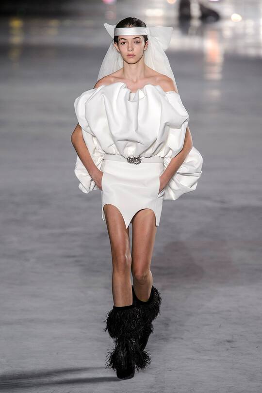 Look von der Saint Laurent Frühjahr/Sommer 2018 Show in Paris.