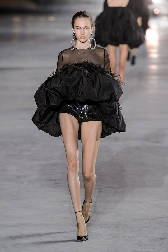 Look von der Saint Laurent Frühjahr/Sommer 2018 Show in Paris.