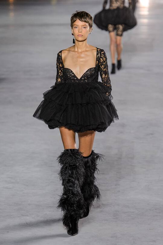 Look von der Saint Laurent Frühjahr/Sommer 2018 Show in Paris.