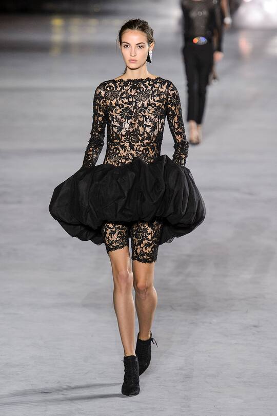 Look von der Saint Laurent Frühjahr/Sommer 2018 Show in Paris.