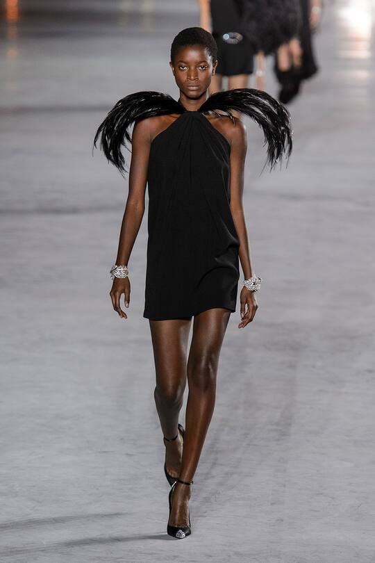 Look von der Saint Laurent Frühjahr/Sommer 2018 Show in Paris.