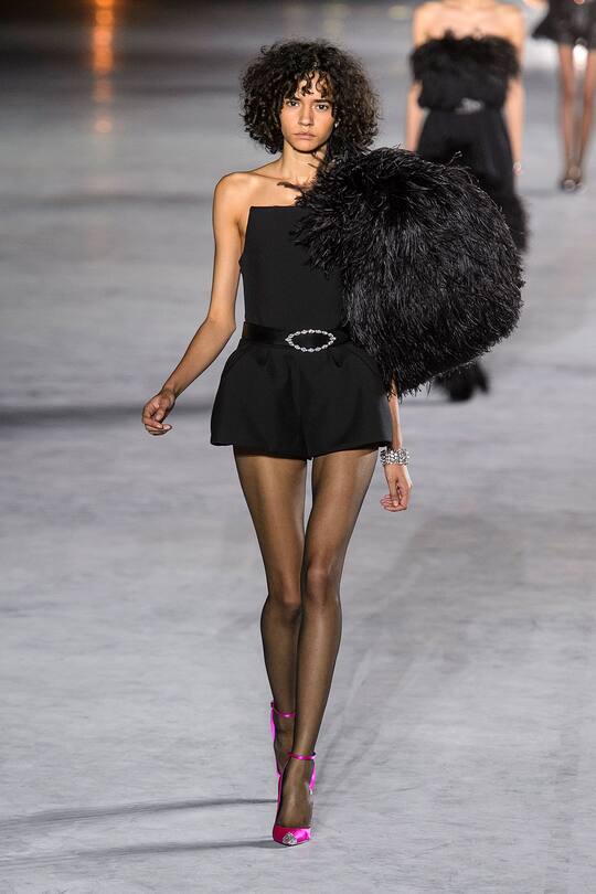 Look von der Saint Laurent Frühjahr/Sommer 2018 Show in Paris.