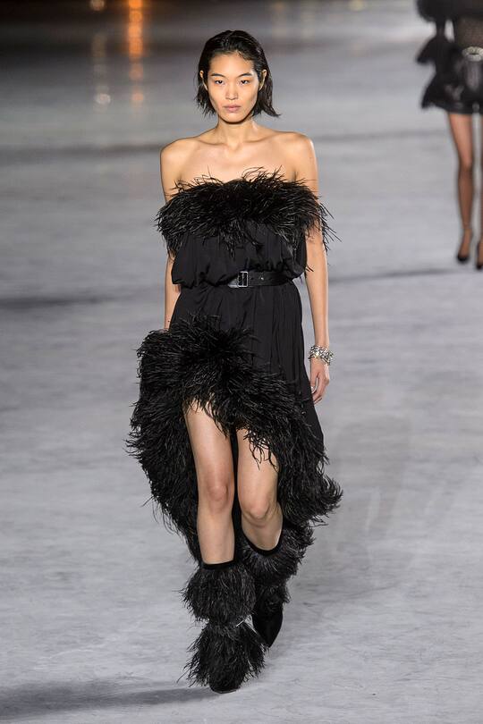 Look von der Saint Laurent Frühjahr/Sommer 2018 Show in Paris.