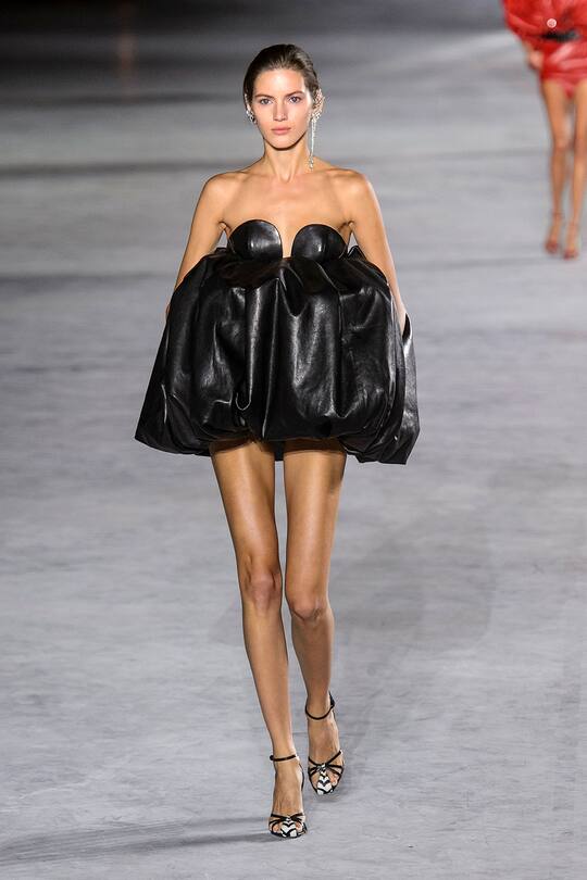 Look von der Saint Laurent Frühjahr/Sommer 2018 Show in Paris.