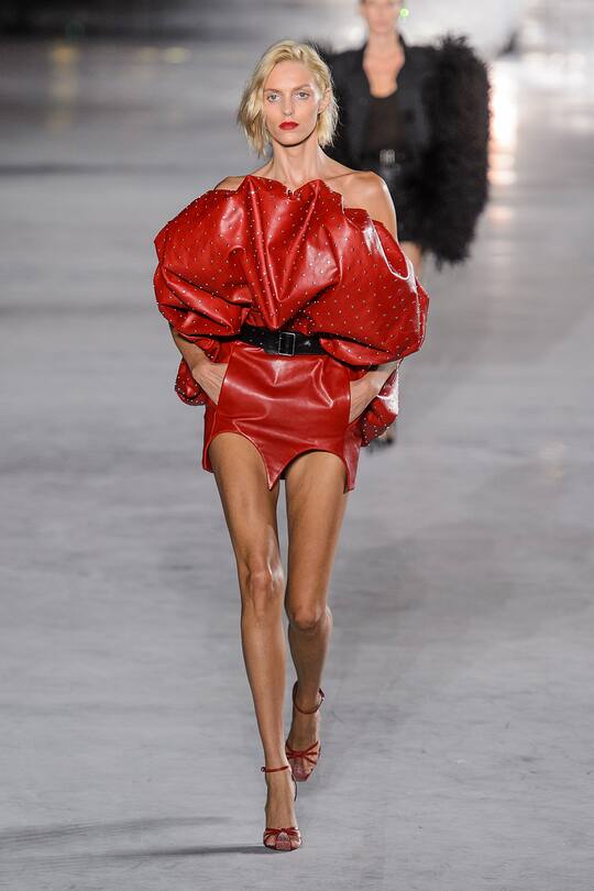 Look von der Saint Laurent Frühjahr/Sommer 2018 Show in Paris.