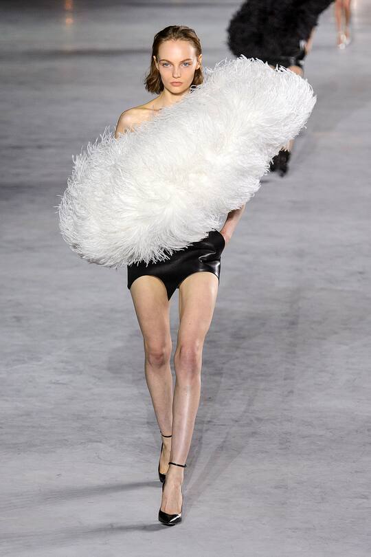 Look von der Saint Laurent Frühjahr/Sommer 2018 Show in Paris.