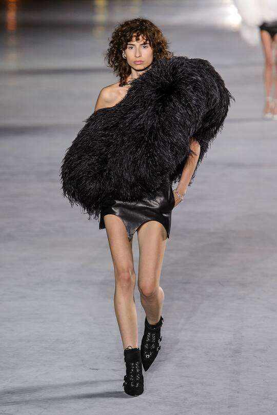 Look von der Saint Laurent Frühjahr/Sommer 2018 Show in Paris.