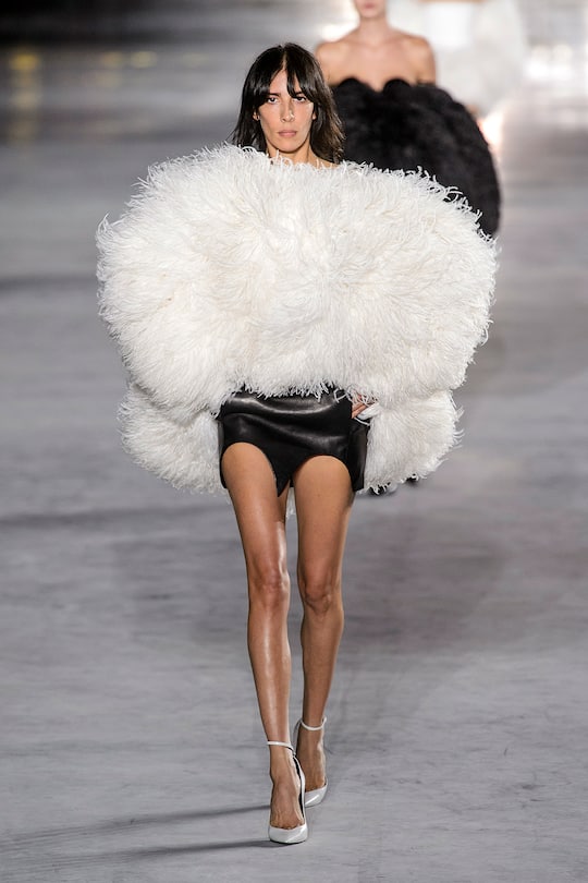 Look von der Saint Laurent Frühjahr/Sommer 2018 Show in Paris.