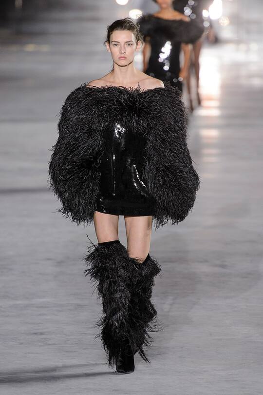 Look von der Saint Laurent Frühjahr/Sommer 2018 Show in Paris.