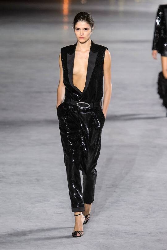 Look von der Saint Laurent Frühjahr/Sommer 2018 Show in Paris.