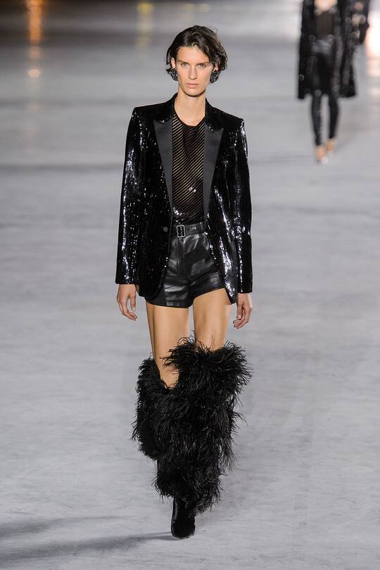 Look von der Saint Laurent Frühjahr/Sommer 2018 Show in Paris.