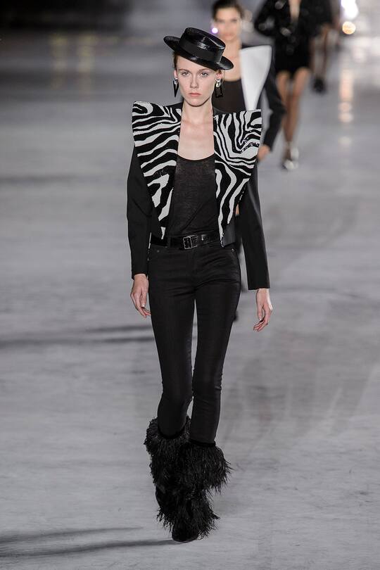 Look von der Saint Laurent Frühjahr/Sommer 2018 Show in Paris.