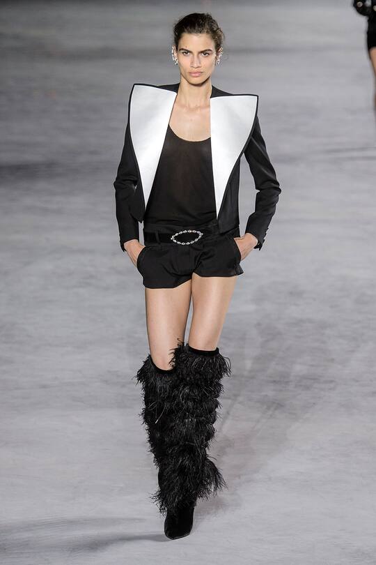 Look von der Saint Laurent Frühjahr/Sommer 2018 Show in Paris.