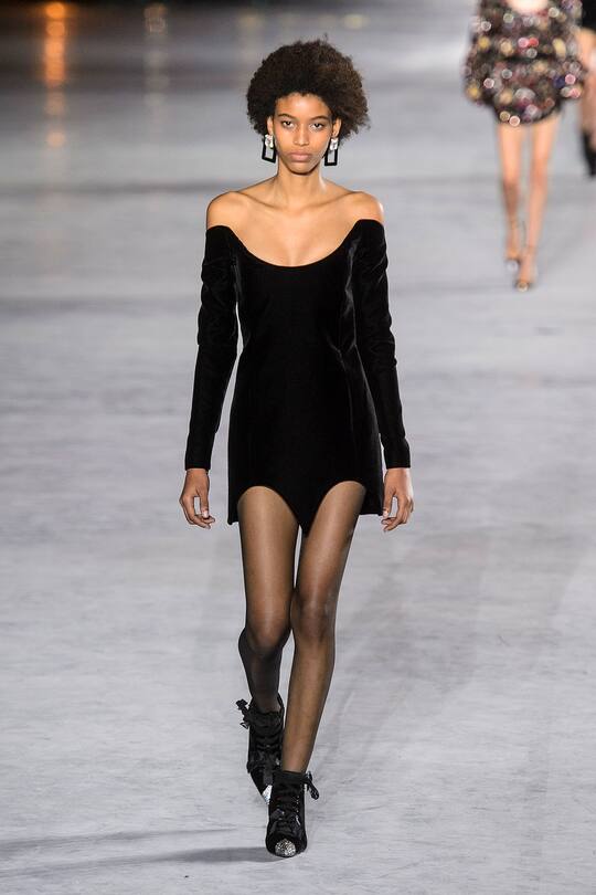 Look von der Saint Laurent Frühjahr/Sommer 2018 Show in Paris.