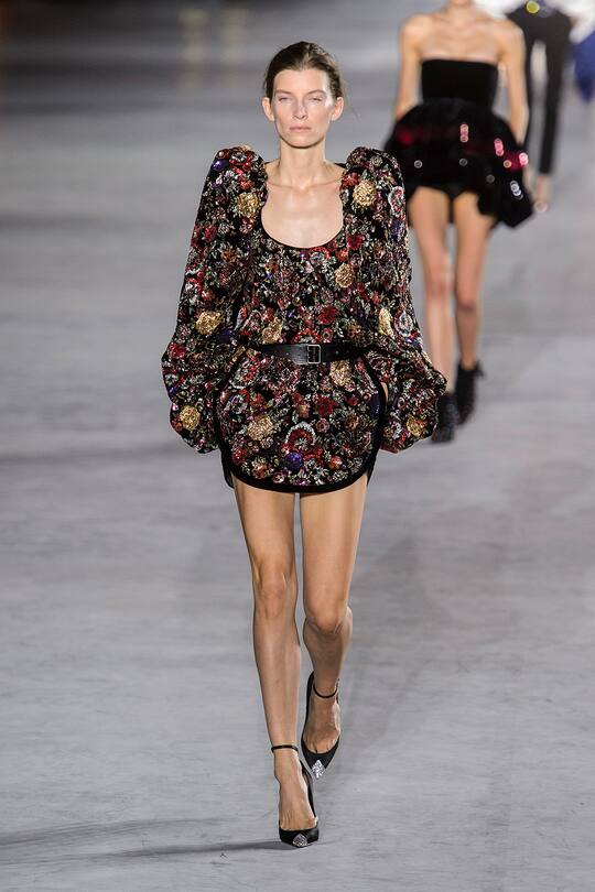 Look von der Saint Laurent Frühjahr/Sommer 2018 Show in Paris.