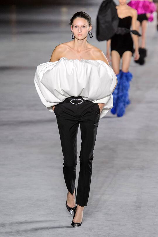 Look von der Saint Laurent Frühjahr/Sommer 2018 Show in Paris.