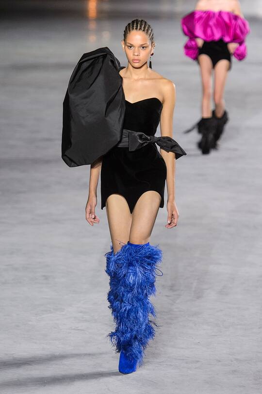 Look von der Saint Laurent Frühjahr/Sommer 2018 Show in Paris.