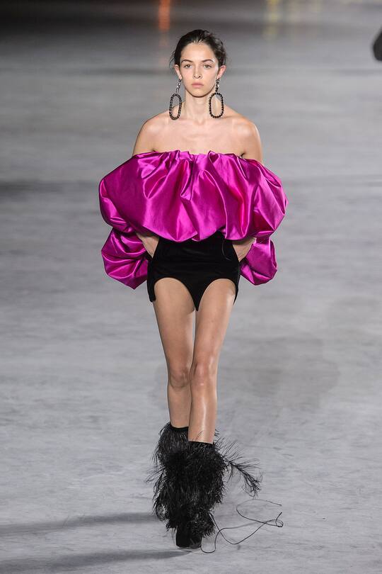 Look von der Saint Laurent Frühjahr/Sommer 2018 Show in Paris.