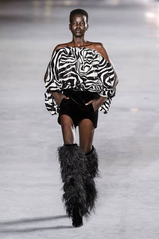 Look von der Saint Laurent Frühjahr/Sommer 2018 Show in Paris.