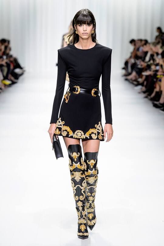 Runway-Bild der Versace Frühjahr/Sommer 2018 Show in Mailand