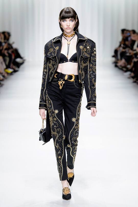 Runway-Bild der Versace Frühjahr/Sommer 2018 Show in Mailand