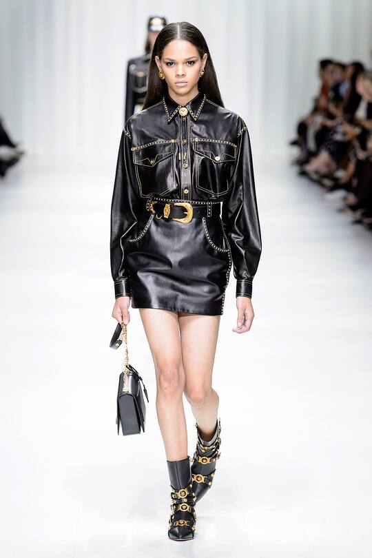 Runway-Bild der Versace Frühjahr/Sommer 2018 Show in Mailand
