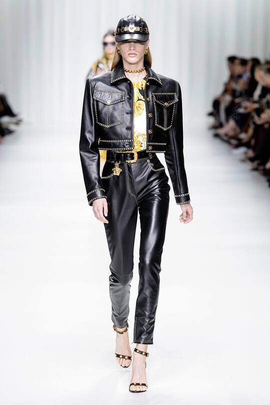 Runway-Bild der Versace Frühjahr/Sommer 2018 Show in Mailand