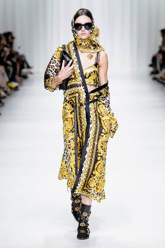 Runway-Bild der Versace Frühjahr/Sommer 2018 Show in Mailand