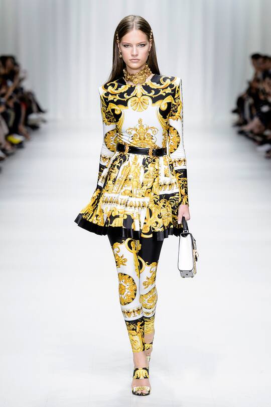 Runway-Bild der Versace Frühjahr/Sommer 2018 Show in Mailand