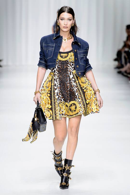 Runway-Bild der Versace Frühjahr/Sommer 2018 Show in Mailand