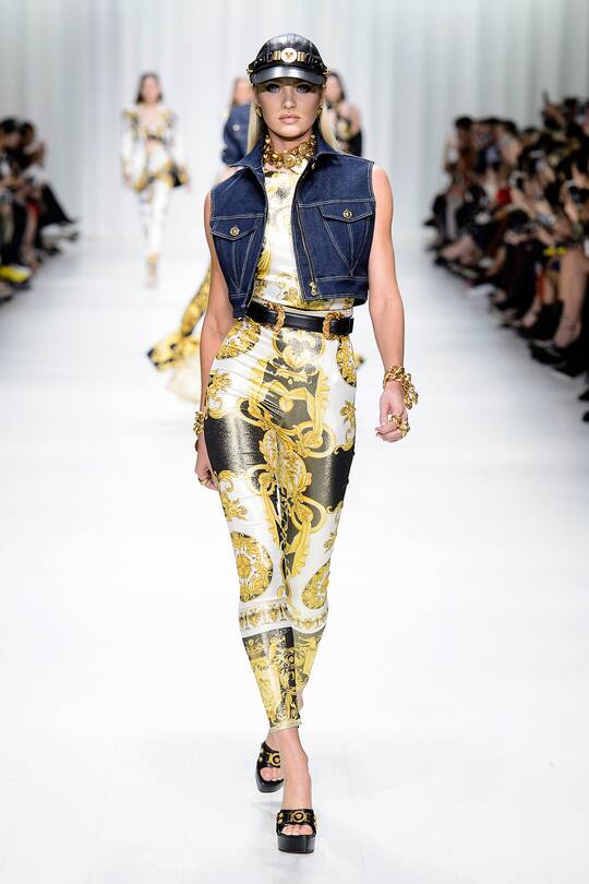 Runway-Bild der Versace Frühjahr/Sommer 2018 Show in Mailand