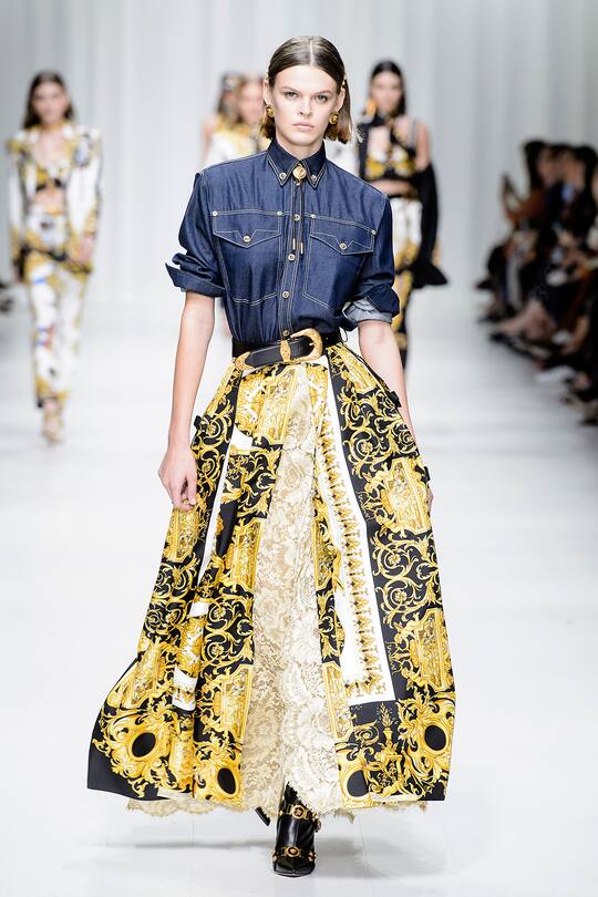 Runway-Bild der Versace Frühjahr/Sommer 2018 Show in Mailand