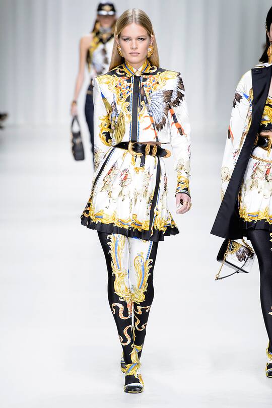 Runway-Bild der Versace Frühjahr/Sommer 2018 Show in Mailand