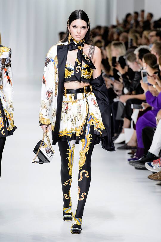 Runway-Bild der Versace Frühjahr/Sommer 2018 Show in Mailand