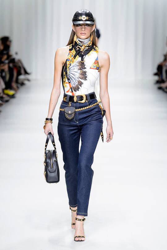 Runway-Bild der Versace Frühjahr/Sommer 2018 Show in Mailand