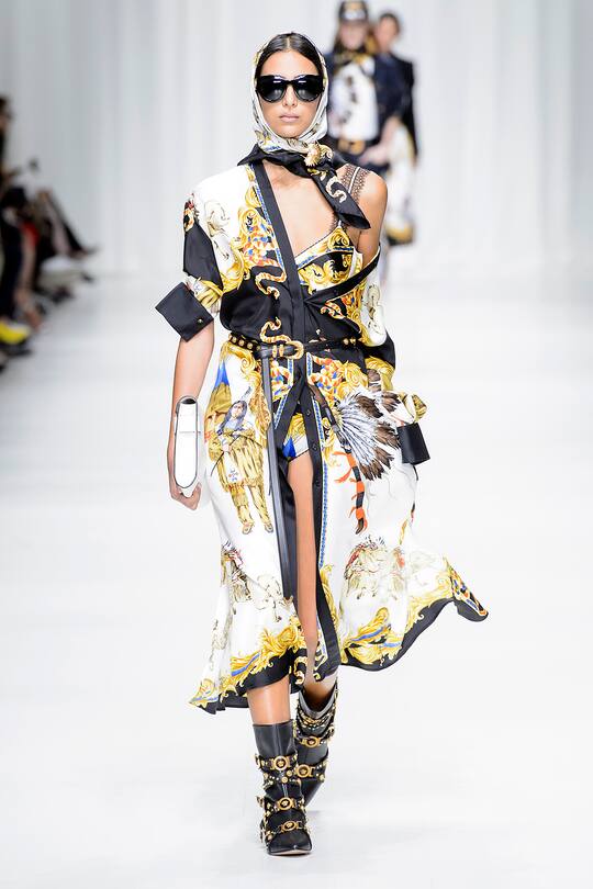 Runway-Bild der Versace Frühjahr/Sommer 2018 Show in Mailand