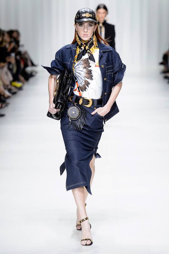 Runway-Bild der Versace Frühjahr/Sommer 2018 Show in Mailand