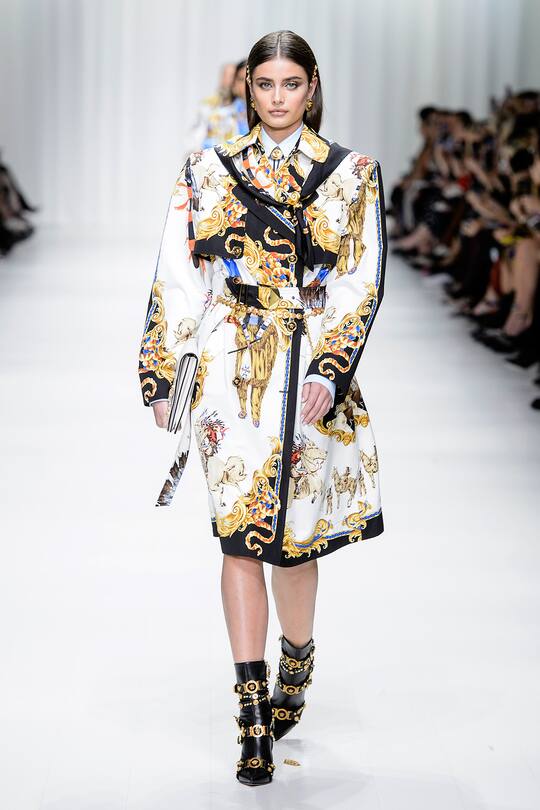 Runway-Bild der Versace Frühjahr/Sommer 2018 Show in Mailand