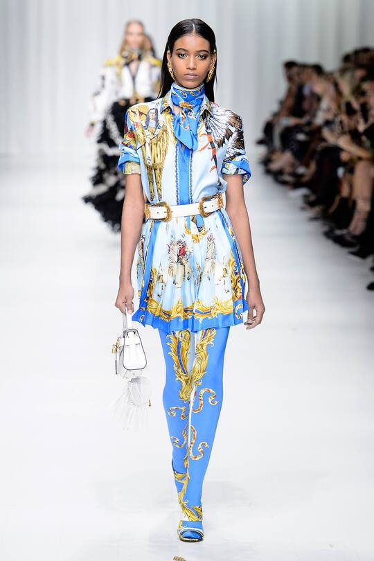Runway-Bild der Versace Frühjahr/Sommer 2018 Show in Mailand