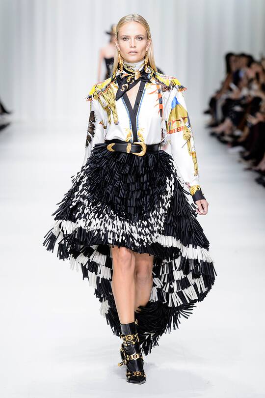 Runway-Bild der Versace Frühjahr/Sommer 2018 Show in Mailand