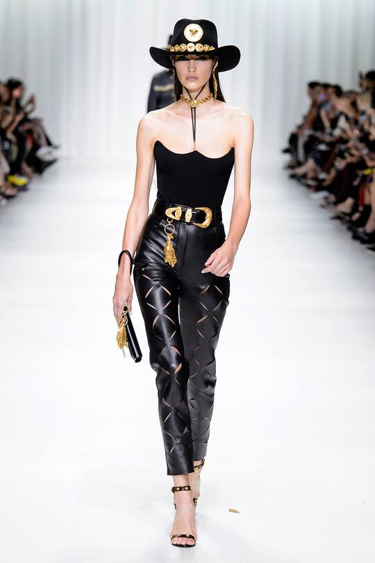 Runway-Bild der Versace Frühjahr/Sommer 2018 Show in Mailand