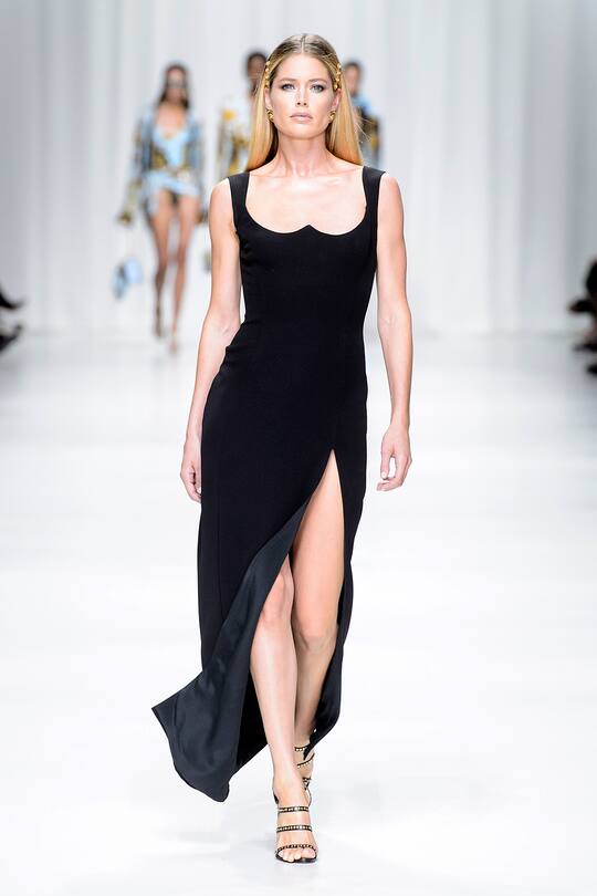 Runway-Bild der Versace Frühjahr/Sommer 2018 Show in Mailand