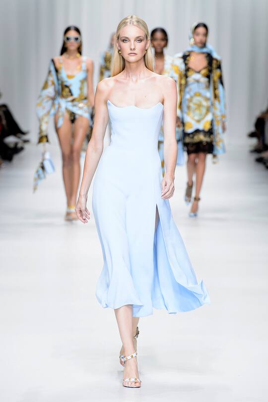 Runway-Bild der Versace Frühjahr/Sommer 2018 Show in Mailand