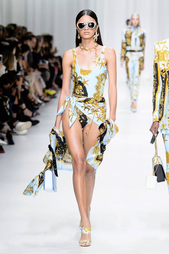 Runway-Bild der Versace Frühjahr/Sommer 2018 Show in Mailand