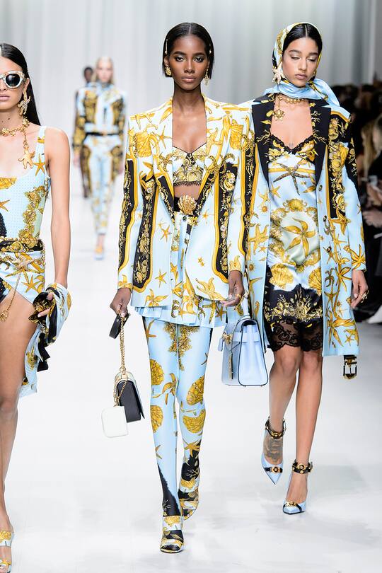 Runway-Bild der Versace Frühjahr/Sommer 2018 Show in Mailand