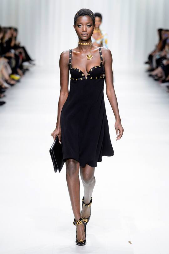 Runway-Bild der Versace Frühjahr/Sommer 2018 Show in Mailand