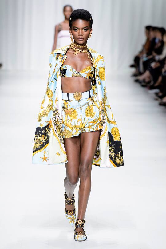 Runway-Bild der Versace Frühjahr/Sommer 2018 Show in Mailand